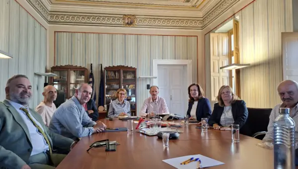 Η Άννα Διαμαντοπούλου στο Επιμελητήριο Κυκλάδων