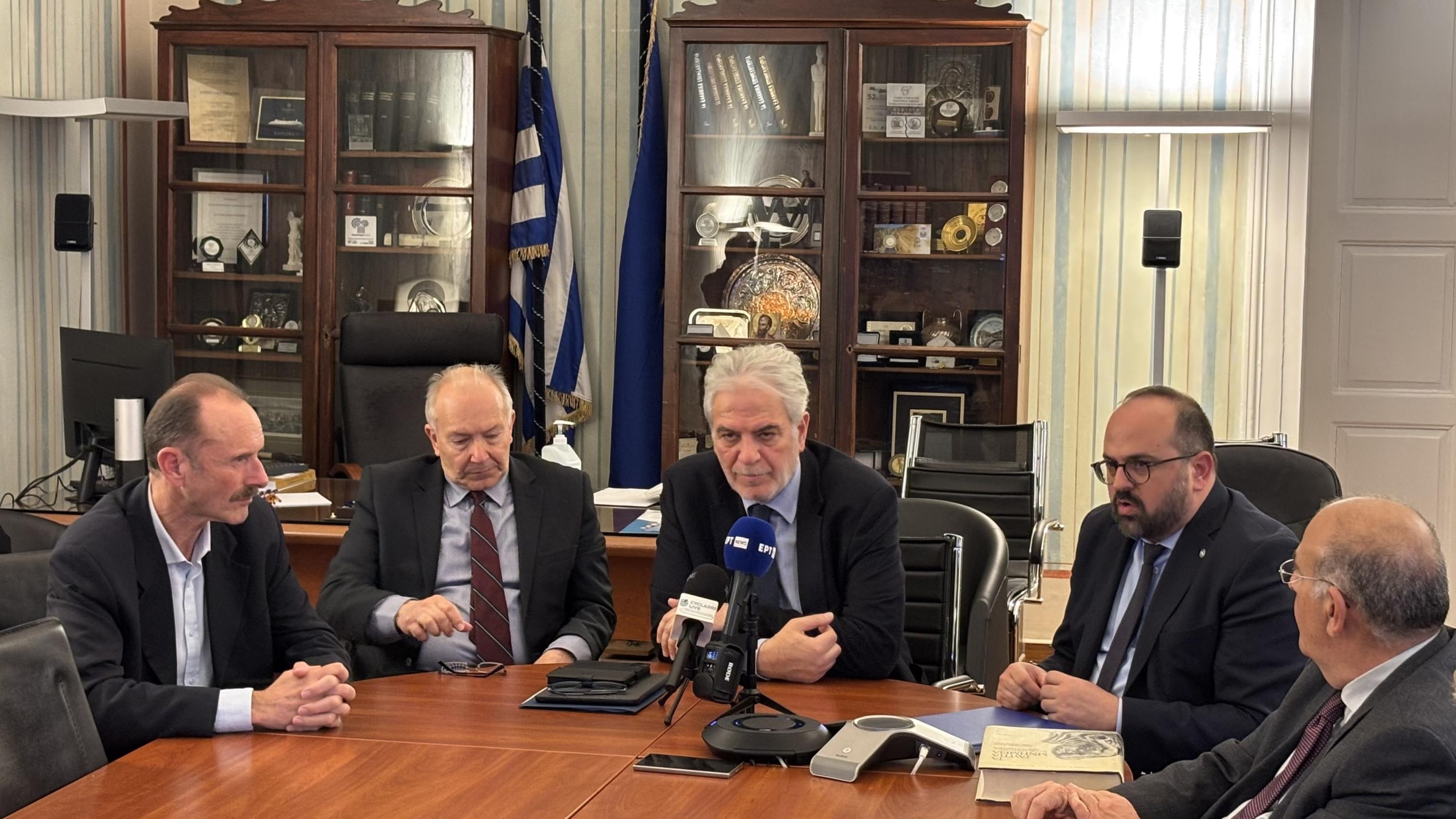 Η πολιτική ηγεσία του Υπουργείου Ναυτιλίας και Νησιωτικής Πολιτικής στο Επιμελητήριο Κυκλάδων