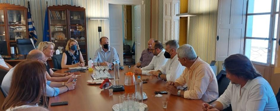 Συνάντηση εργασίας του κυβερνητικού κλιμακίου με το Επιμελητήριο Κυκλάδων κατά την επίσκεψή τους στη Σύρο Συνάντηση εργασίας του κυβερνητικού κλιμακίου με το Επιμελητήριο Κυκλάδων κατά την επίσκεψή τους στη Σύρο