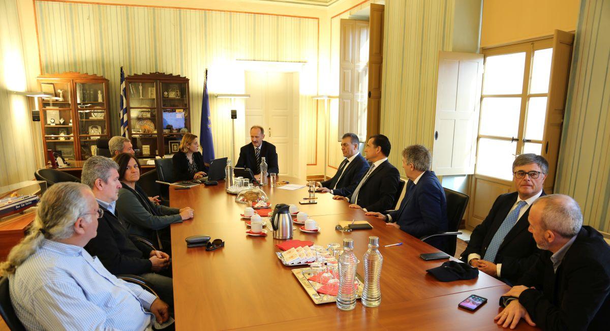 Το Επιμελητήριο Κυκλάδων επισκέφθηκαν ο Υπουργός Ανάπτυξης και Επενδύσεων κ. Άδωνις Γεωργιάδης και ο Υπουργός Εργασίας και Κοινωνικών Υποθέσεων κ. Ιωάννης Βρούτσης Το Επιμελητήριο Κυκλάδων επισκέφθηκαν ο Υπουργός Ανάπτυξης και Επενδύσεων κ. Άδωνις Γεωργιάδης και ο Υπουργός Εργασίας και Κοινωνικών Υποθέσεων κ. Ιωάννης Βρούτσης