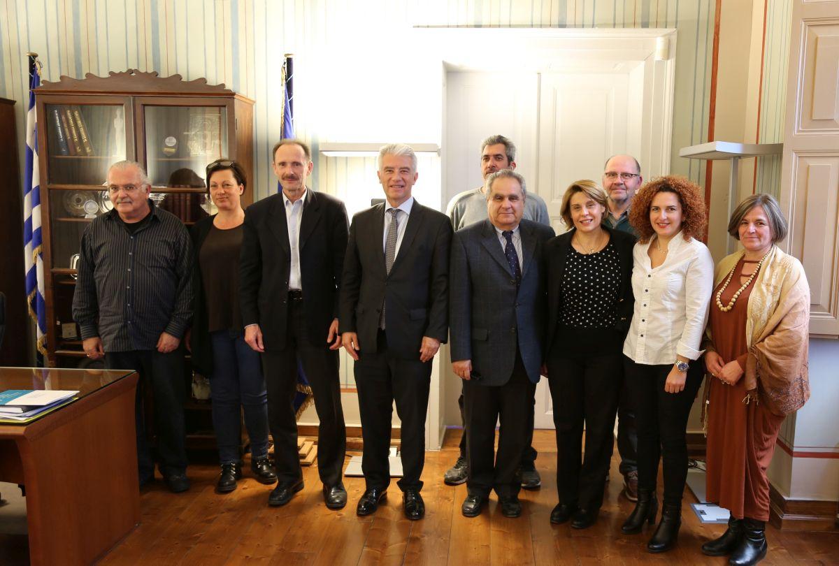 Το Επιμελητήριο Κυκλάδων επισκέφθηκε ο Πρέσβης της Γερμανίας στην Ελλάδα κ. Έρνστ Ράιχελ Το Επιμελητήριο Κυκλάδων επισκέφθηκε ο Πρέσβης της Γερμανίας στην Ελλάδα κ. Έρνστ Ράιχελ