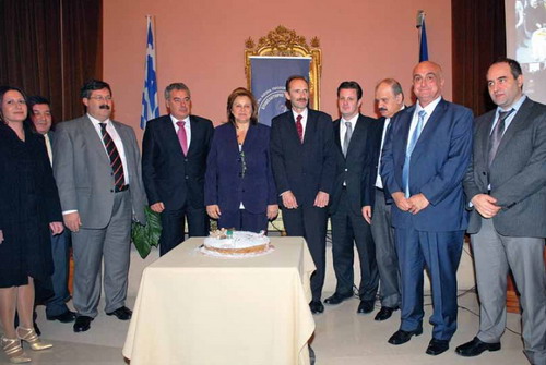Στιγμιότυπο από την εκδήλωση του Επιμελητηρίου Κυκλάδων - η κοπή της πρωτοχρονιάτικης πίτας pita2010_syros6_F16517.jpg