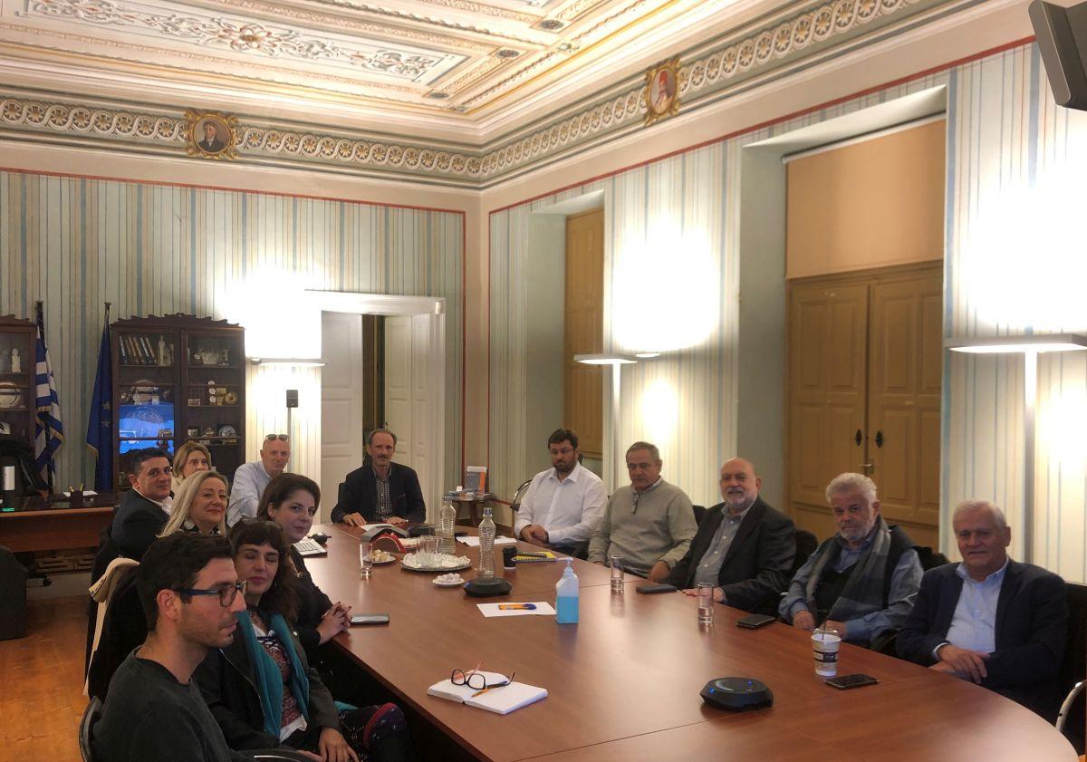 Επίσκεψη του Βουλευτή ΣΥΡΙΖΑ & Τομεάρχη Εσωτερικών, Κώστα Ζαχαριάδη και του Τομεάρχη Μικρομεσαίων Επιχειρήσεων και μέλους της Πολιτικής Γραμματείας, Νίκου Σκορίνη στο Επιμελητήριο Κυκλάδων Επίσκεψη του Βουλευτή ΣΥΡΙΖΑ & Τομεάρχη Εσωτερικών, Κώστα Ζαχαριάδη και του Τομεάρχη Μικρομεσαίων Επιχειρήσεων και μέλους της Πολιτικής Γραμματείας, Νίκου Σκορίνη στο Επιμελητήριο Κυκλάδων