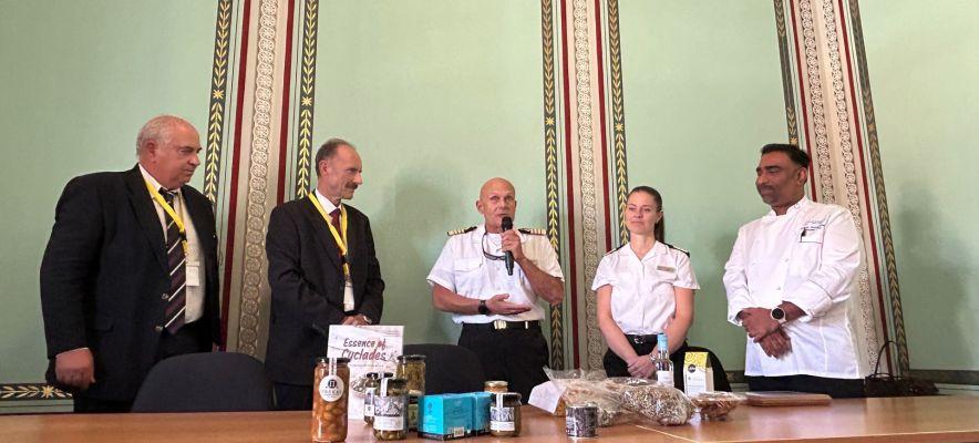 epimcruise01_F-191209476.jpg image