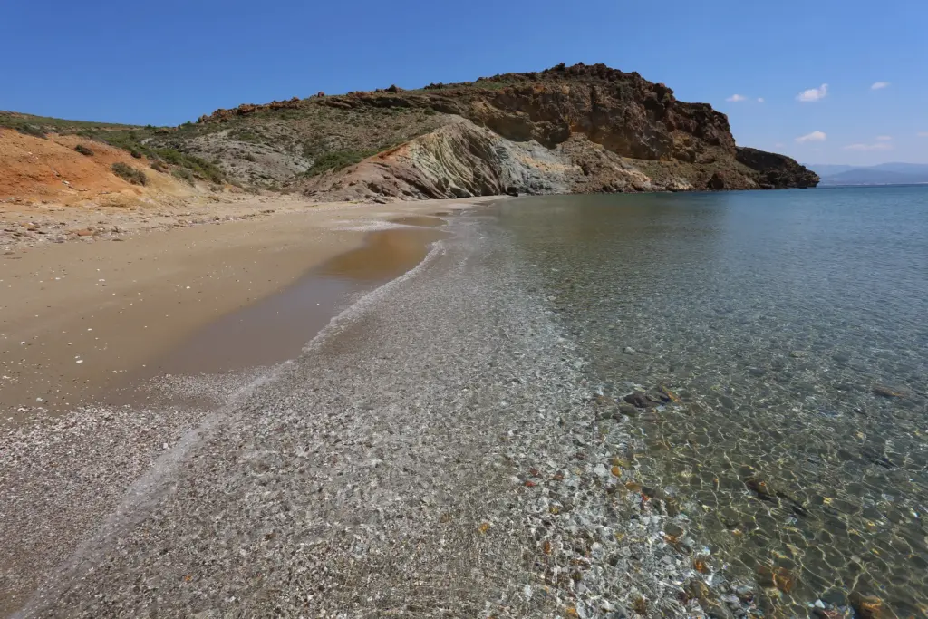 Παραλία στην Πάρο με κρυστάλλινα νερά