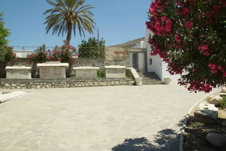 Αρχαιολογικό Μουσείο Πάρου 8 Entrance and sarcophagi, AM Paros, 144091