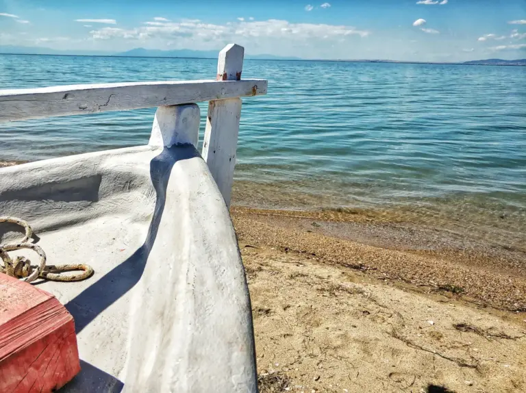 Κάνε βόλτα με καΐκι στις παραλίες 10 barco aparcado costa arenosa mar