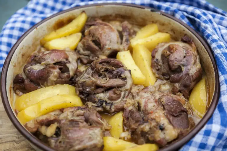 Δοκιμάστε το περίφημο Μαστέλο 9 close up meal served plate