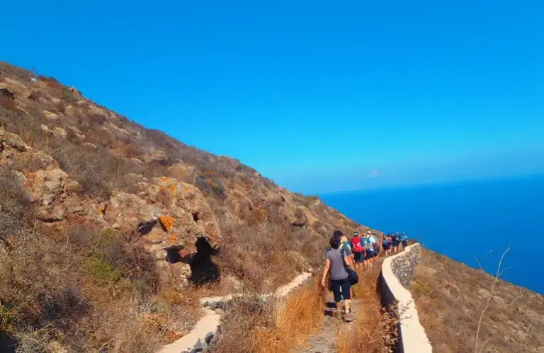 Περπάτημα στα μονοπάτια του νησιού 9 irakleia Hiking