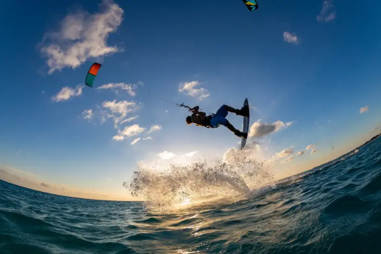 Surf και kite στην παραλία Όρμος Κορθίου 9 person surfing flying parachute same time kitesurfing bonaire caribbean