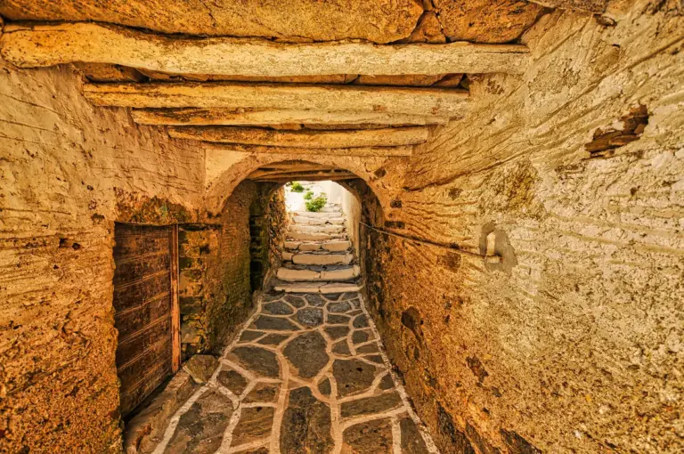 Περπάτησε στο Κάστρο της Σικίνου 4 stone wall kastro sikinos island