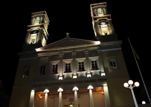 Der Heilige Nikolaus beleuchtet am Abend