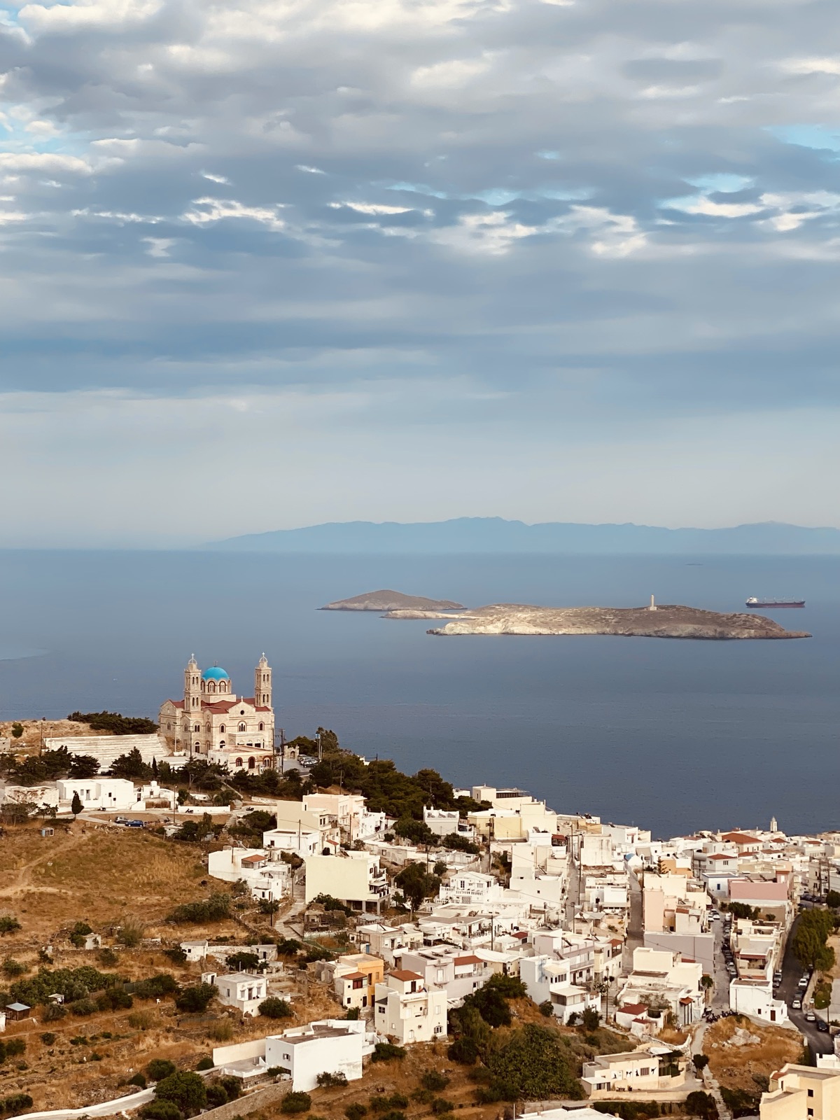 Πανοραμική θέα από την Άνω Σύρο προς την Ερμούπολη και το Αιγαίο